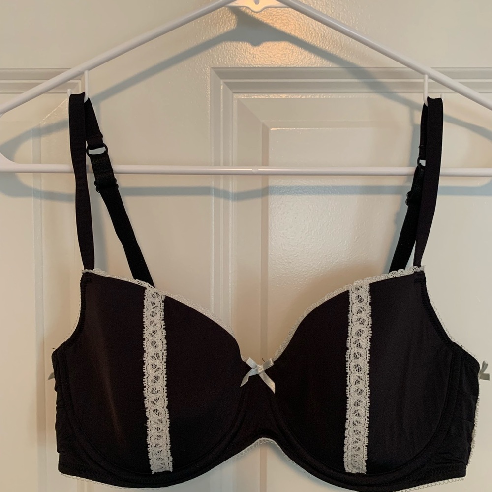 Women’s Underwire Bra in size 34D Black w/Lace by b.tempt’d